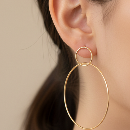 Pendientes aro doble dorado finos tamaño XL (modelo Órbita Aire) sobre modelo