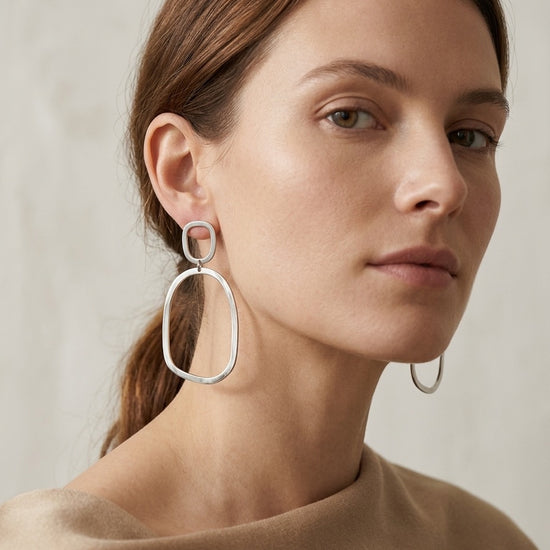 Pendientes grandes plateados de aro irregular elegantes