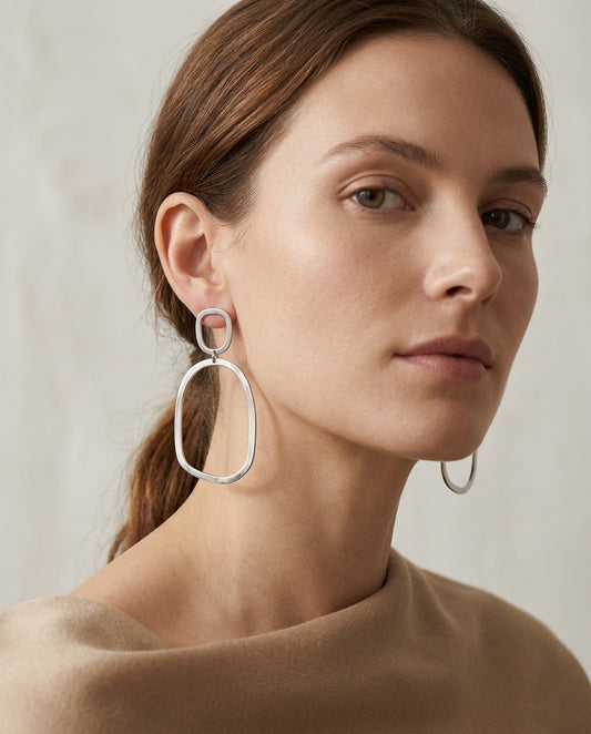 Pendientes grandes plateados de aro irregular elegantes