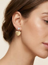 Pendientes dorados con colgante de corazón y detalle brillante en modelo – Bravata