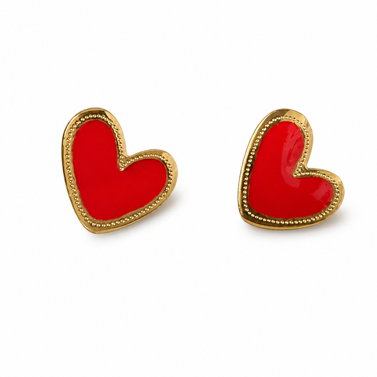 Pendientes Corinne dorados con corazón esmaltado rojo sobre fondo blanco