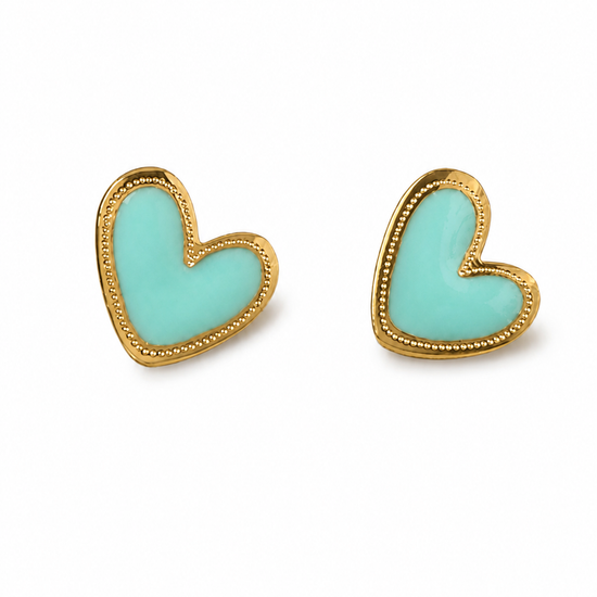 Pendientes Corinne dorados con corazón esmaltado turquesa sobre fondo blanco