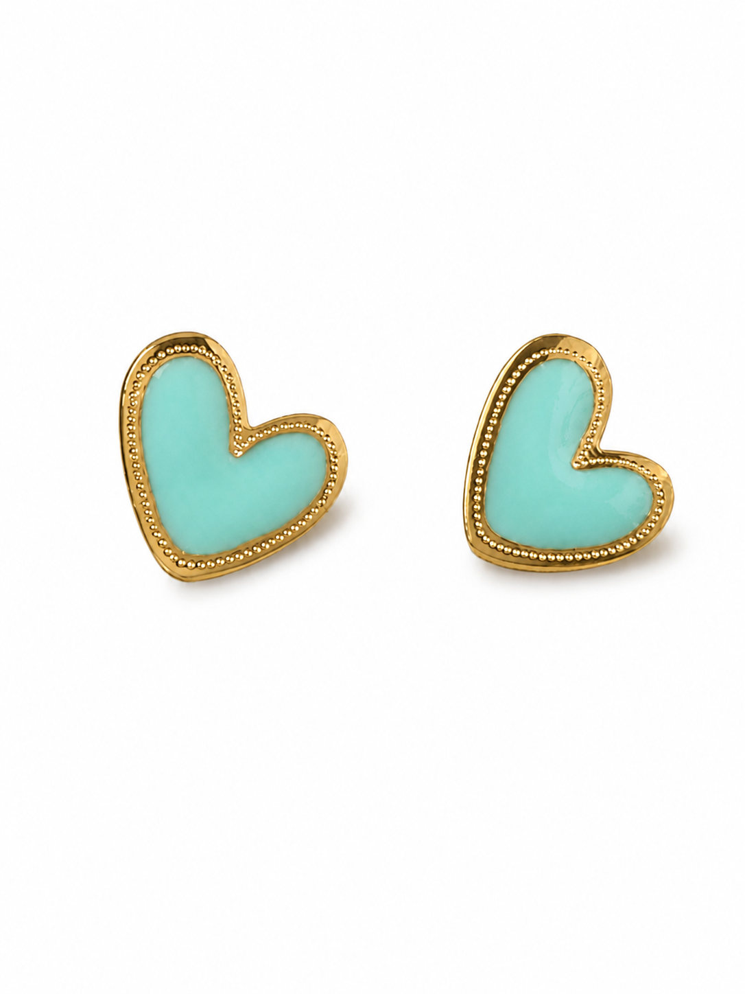 Pendientes Corinne dorados con corazón esmaltado turquesa sobre fondo blanco