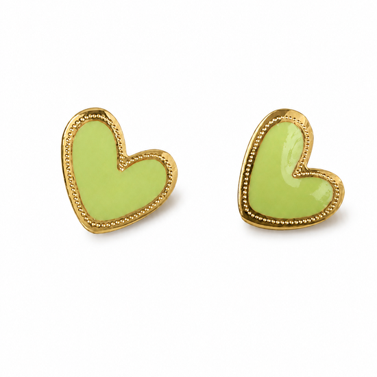 Pendientes Corinne dorados con corazón esmaltado verde lima sobre fondo blanco