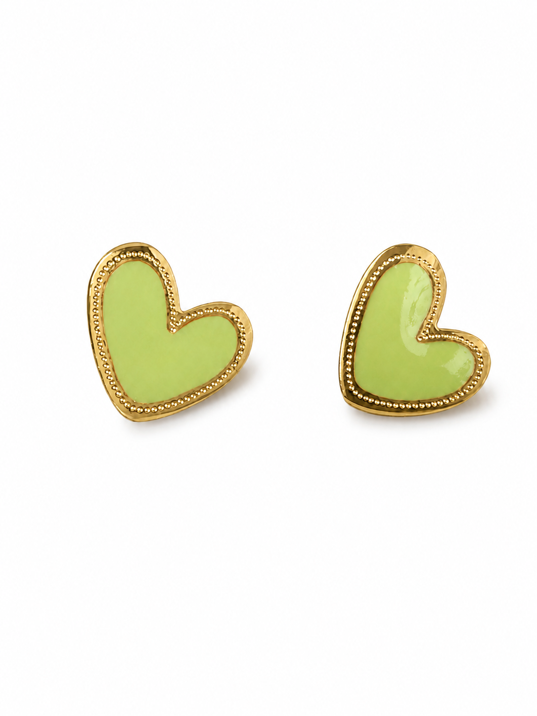 Pendientes Corinne dorados con corazón esmaltado verde lima sobre fondo blanco
