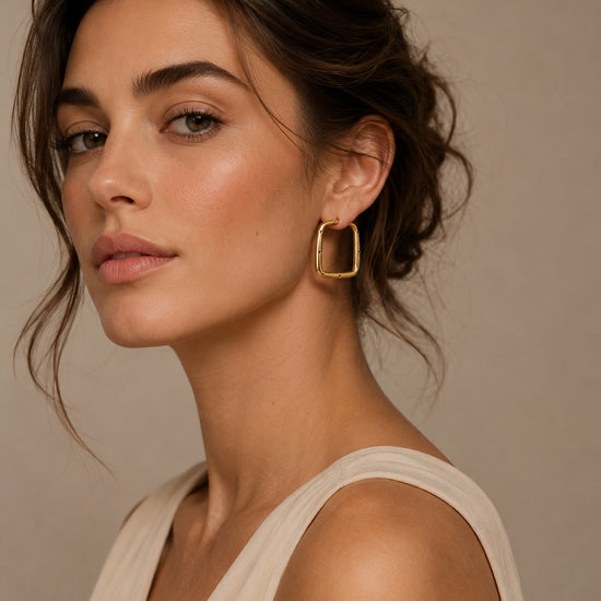 Pendientes cuadrados dorados para mujer de BRAVATA