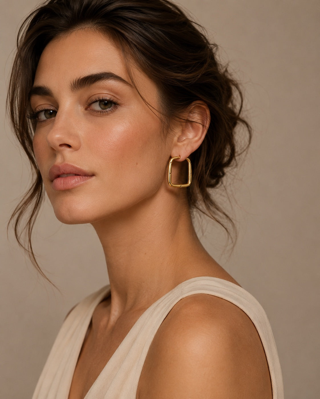 Pendientes cuadrados dorados para mujer de BRAVATA
