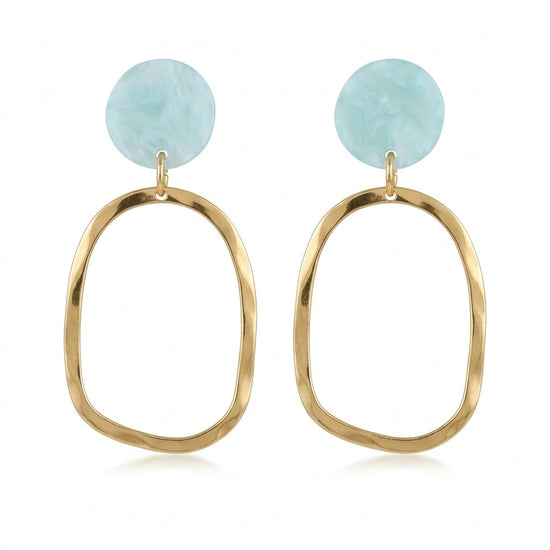 Pendientes dorados largos con detalle azul claro efecto mármol. Diseño elegante y ligero ideal para looks sofisticados de día y noche.