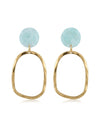 Pendientes dorados largos con detalle azul claro efecto mármol. Diseño elegante y ligero ideal para looks sofisticados de día y noche.