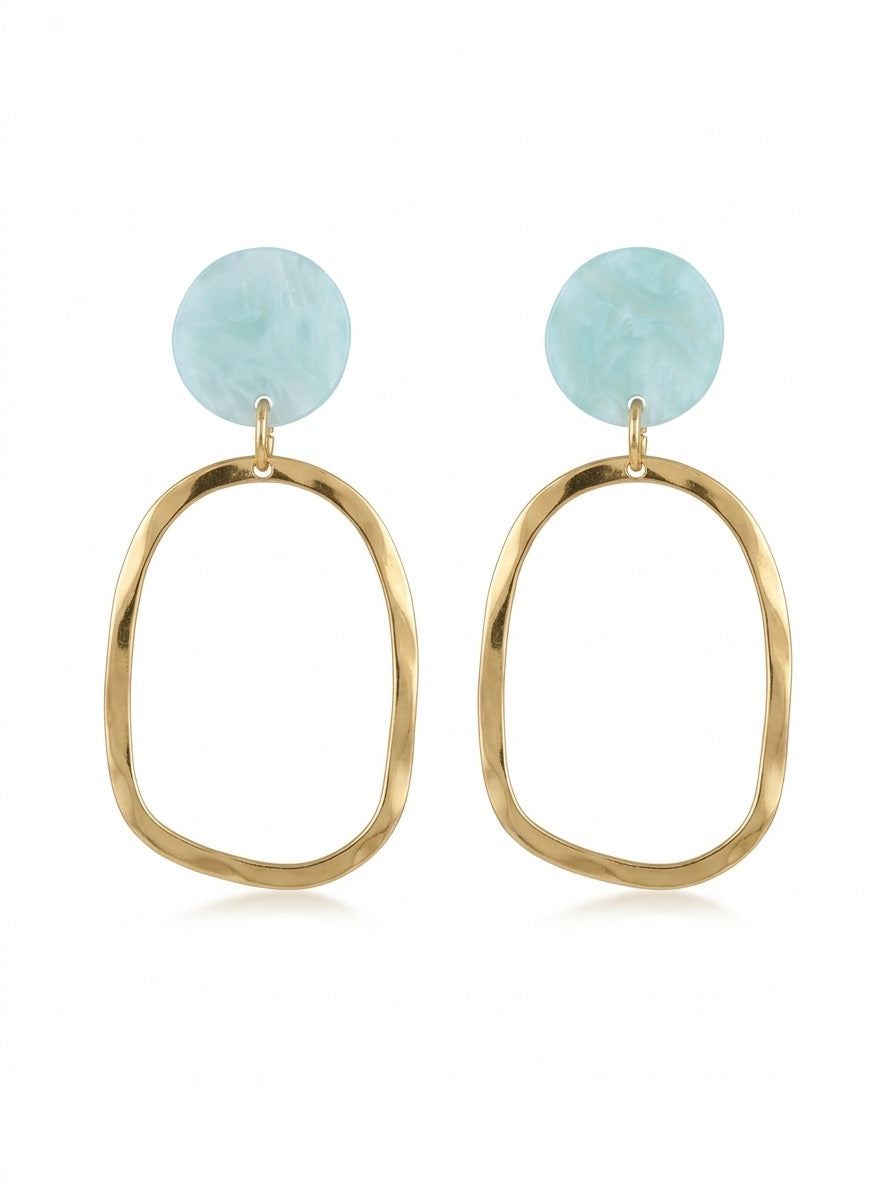 Pendientes dorados largos con detalle azul claro efecto mármol. Diseño elegante y ligero ideal para looks sofisticados de día y noche.