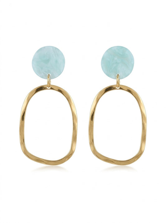 Pendientes dorados largos con detalle azul claro efecto mármol. Diseño elegante y ligero ideal para looks sofisticados de día y noche.