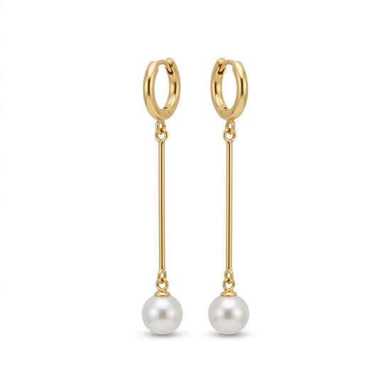 Pendientes dorados largos con perla blanca colgante. Un diseño elegante y atemporal perfecto para cualquier ocasión especial o look sofisticado.