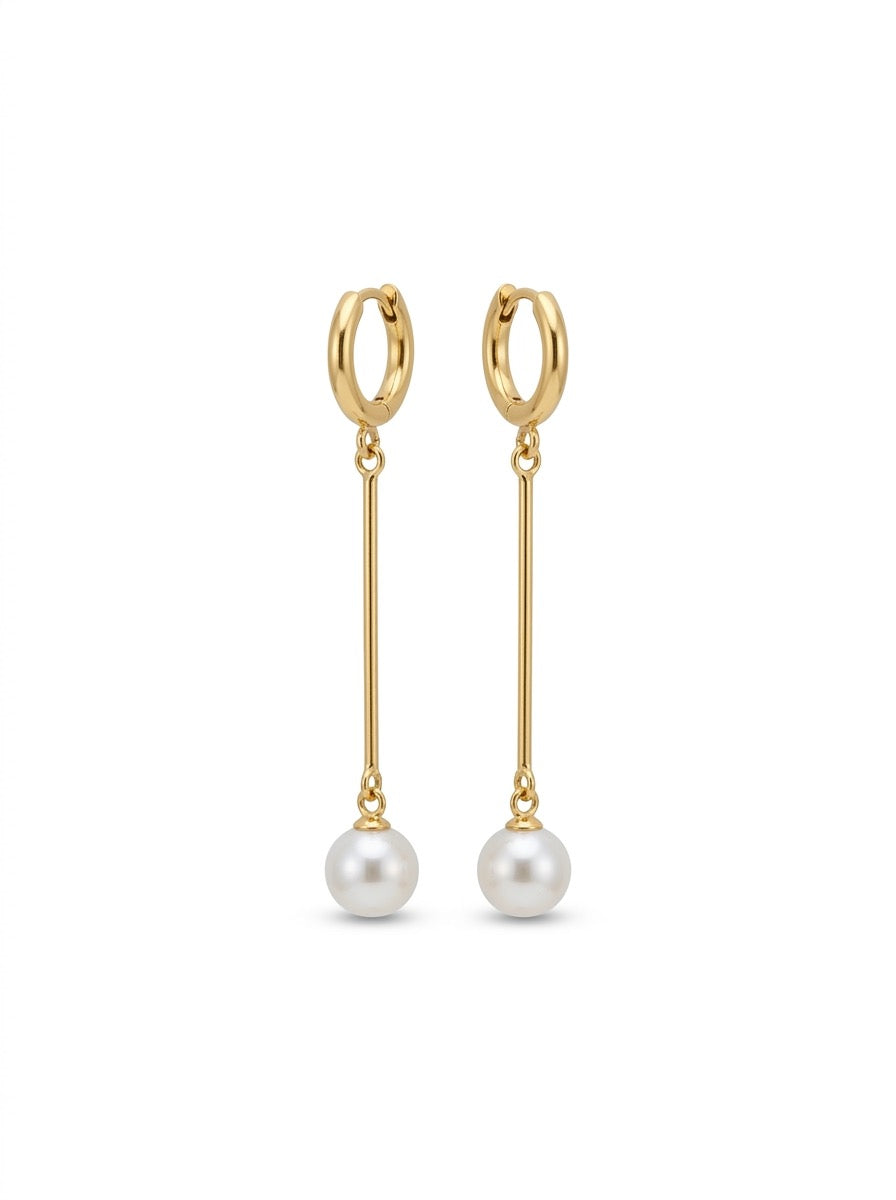Pendientes dorados largos con perla blanca colgante. Un diseño elegante y atemporal perfecto para cualquier ocasión especial o look sofisticado.