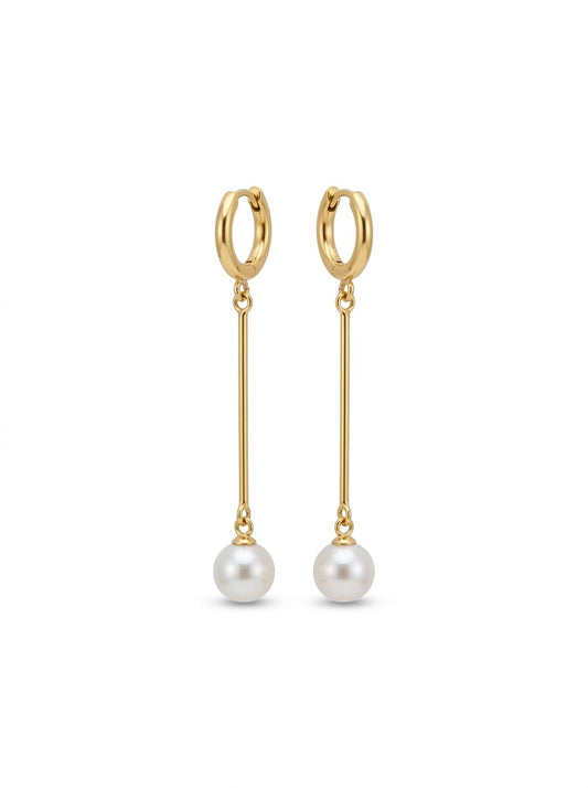Pendientes dorados largos con perla blanca colgante. Un diseño elegante y atemporal perfecto para cualquier ocasión especial o look sofisticado.