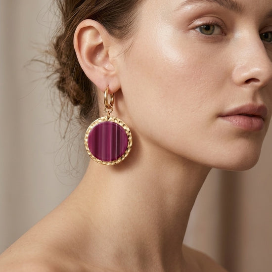 pendientes dorados con piedra burdeos redonda elegante mujer
