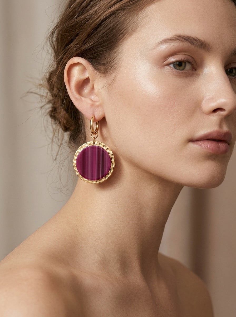 pendientes dorados con piedra burdeos redonda elegante mujer