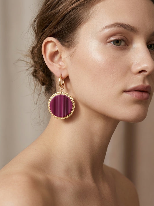 pendientes dorados con piedra burdeos redonda elegante mujer