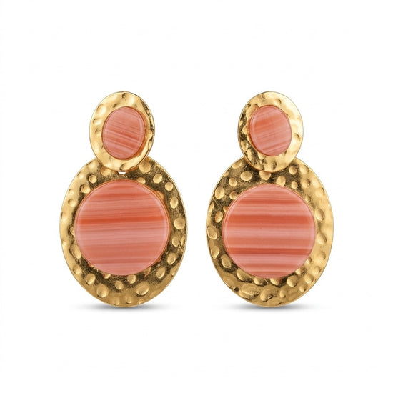 Pendientes dorados con piedra coral en acabado marmolado. Un diseño elegante y luminoso ideal para aportar color y estilo a cualquier look.