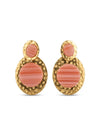 Pendientes dorados con piedra coral en acabado marmolado. Un diseño elegante y luminoso ideal para aportar color y estilo a cualquier look.