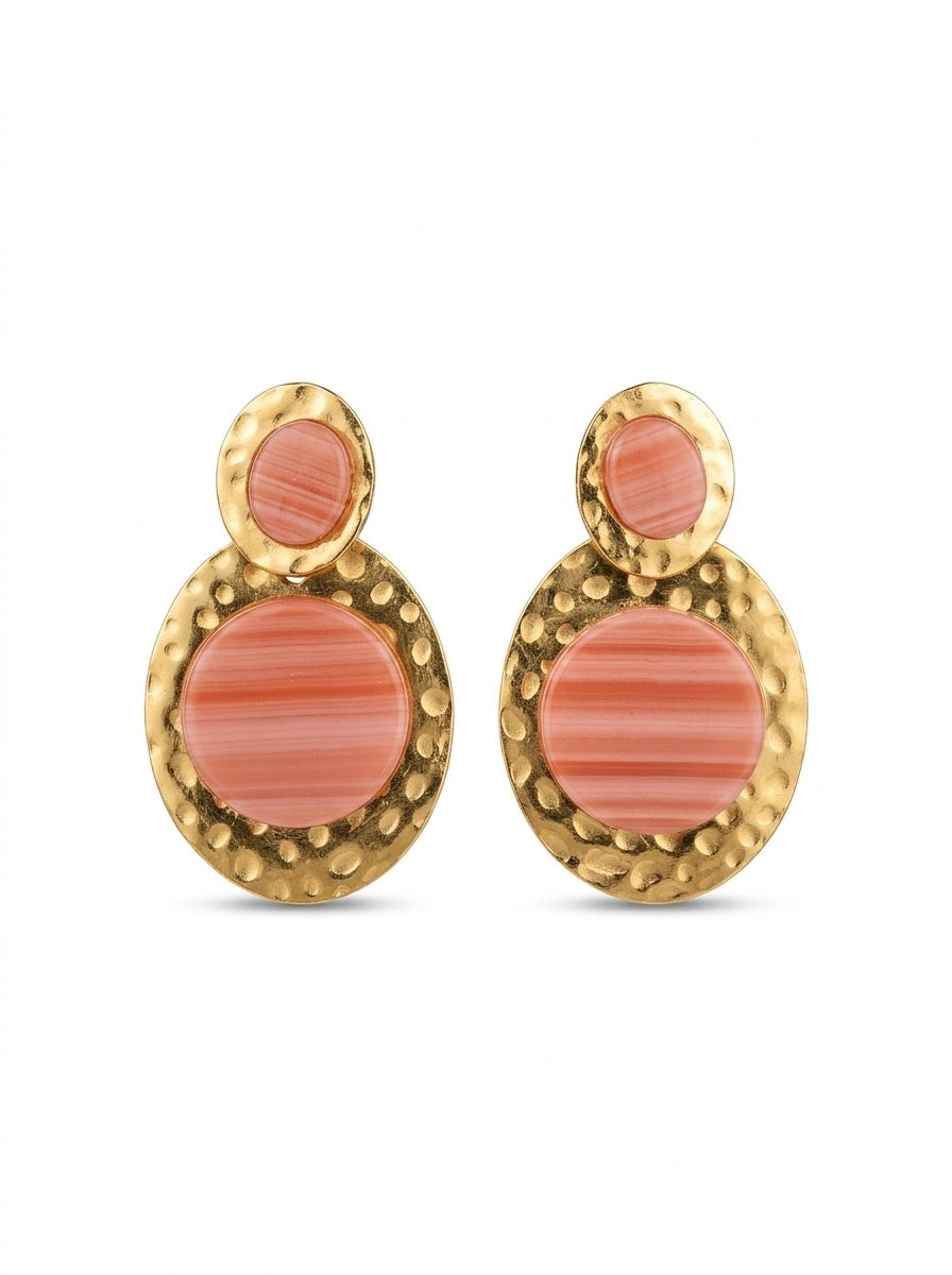 Pendientes dorados con piedra coral en acabado marmolado. Un diseño elegante y luminoso ideal para aportar color y estilo a cualquier look.