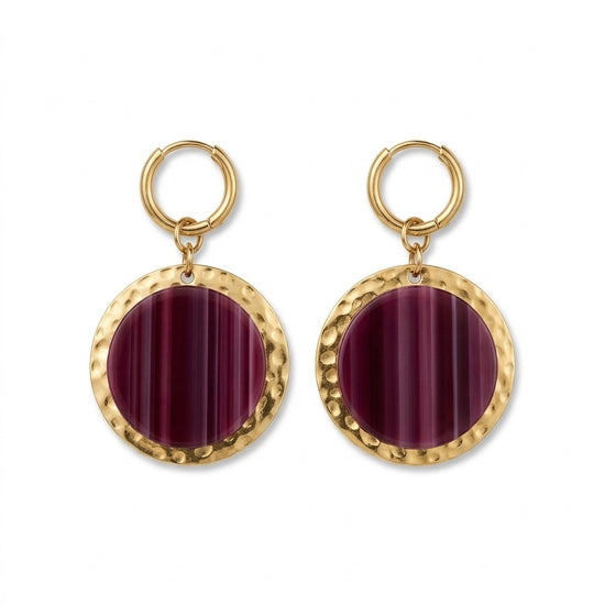 Pendientes dorados con colgante redondo en piedra granate efecto mármol. Un diseño elegante y sofisticado ideal para elevar cualquier look.