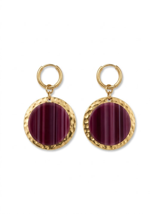 Pendientes dorados con colgante redondo en piedra granate efecto mármol. Un diseño elegante y sofisticado ideal para elevar cualquier look.