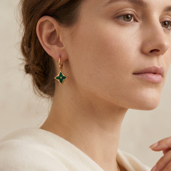 pendientes dorados con piedra verde elegante diseño moderno mujer