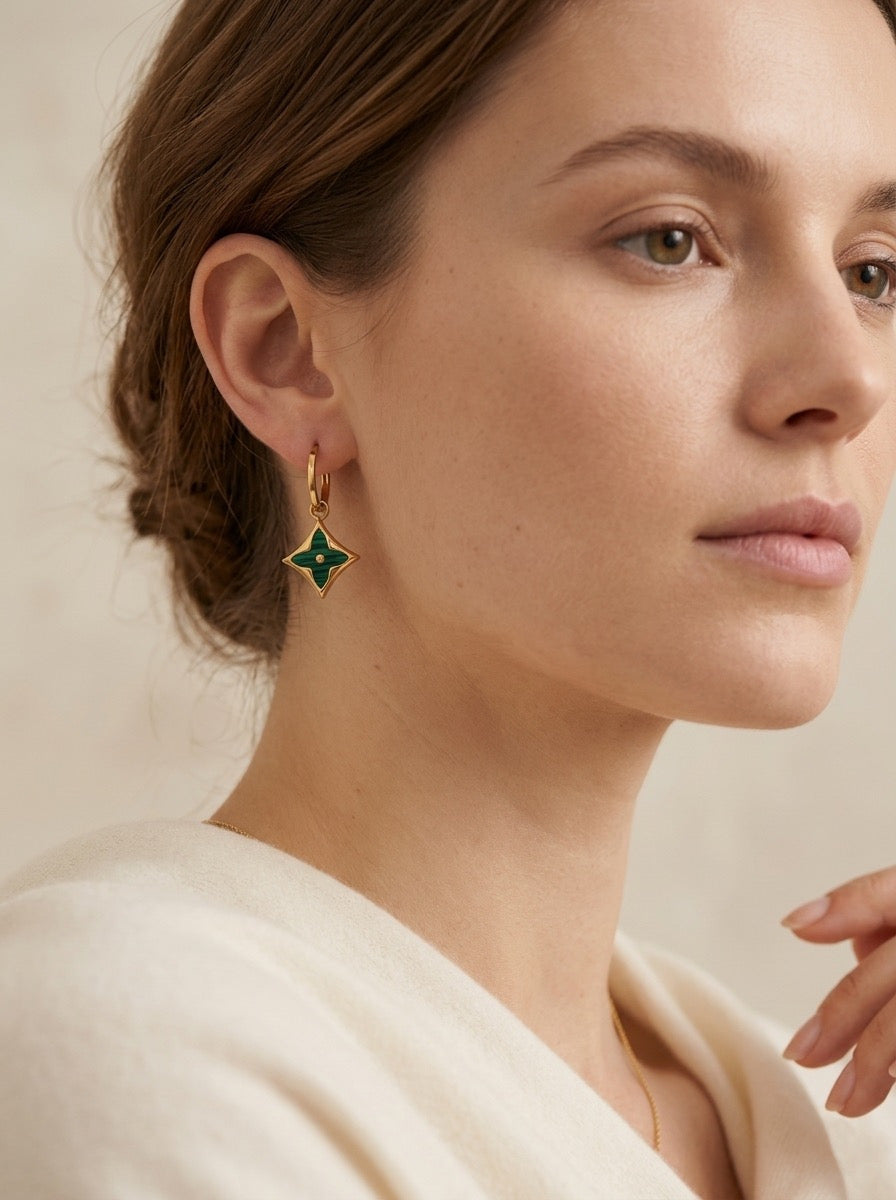 pendientes dorados con piedra verde elegante diseño moderno mujer