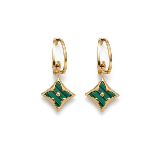 Pendientes dorados con colgante verde efecto malaquita. Un diseño elegante y sofisticado inspirado en la joyería clásica de lujo.
