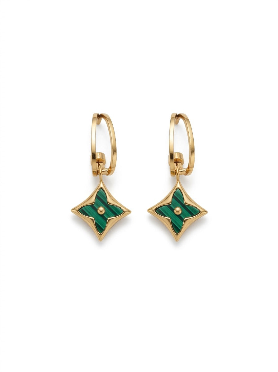 Pendientes dorados con colgante verde efecto malaquita. Un diseño elegante y sofisticado inspirado en la joyería clásica de lujo.