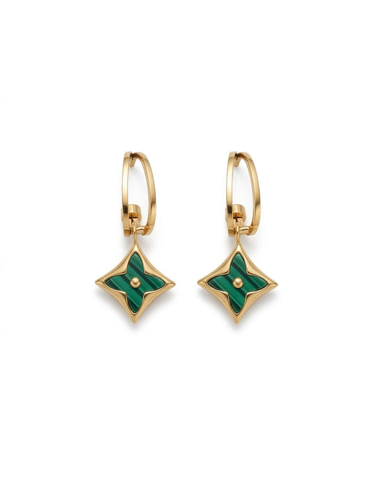 Pendientes dorados con colgante verde efecto malaquita. Un diseño elegante y sofisticado inspirado en la joyería clásica de lujo.