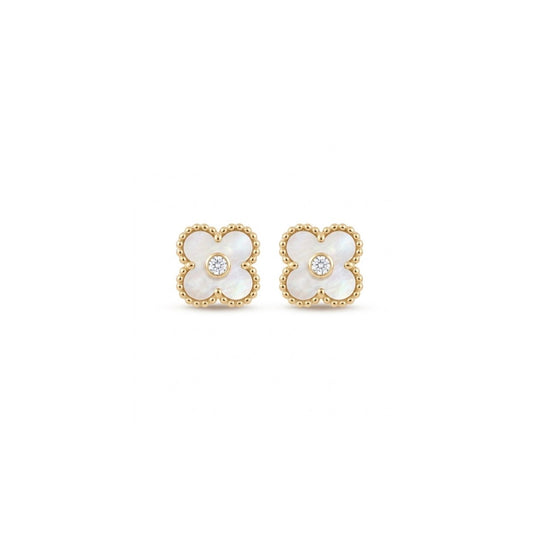 pendientes pequeños en forma de flor blanca de nacar con circonita central y borde dorado