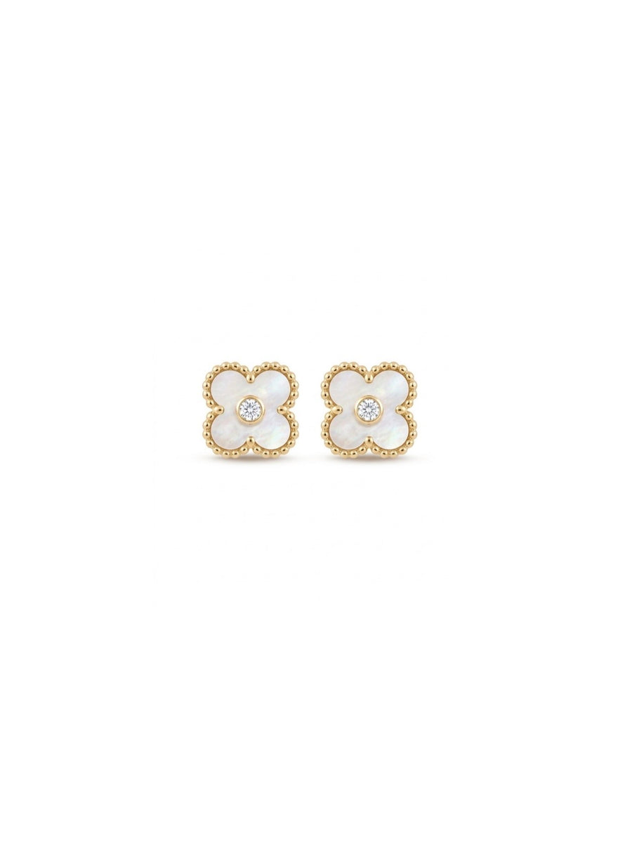 pendientes pequeños en forma de flor blanca de nacar con circonita central y borde dorado