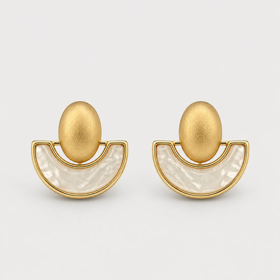 Pendientes dorados semicirculares con incrustación de nácar blanco y acabado texturizado, joyería elegante para mujer