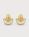 Pendientes dorados semicirculares con incrustación de nácar blanco y acabado texturizado, joyería elegante para mujer