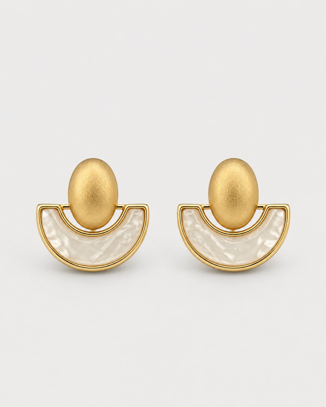 Pendientes dorados semicirculares con incrustación de nácar blanco y acabado texturizado, joyería elegante para mujer