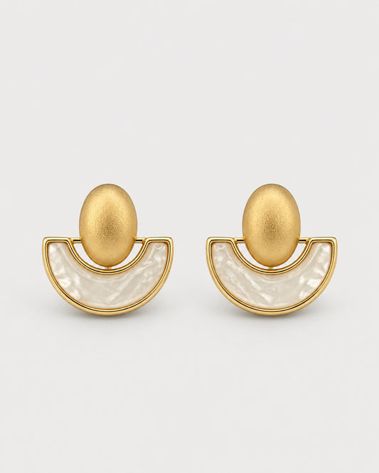 Pendientes dorados semicirculares con incrustación de nácar blanco y acabado texturizado, joyería elegante para mujer