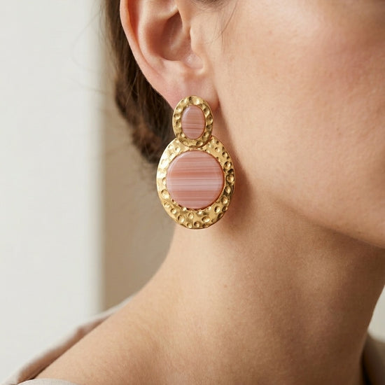 pendientes grandes dorados con piedra rosa textura elegante mujer