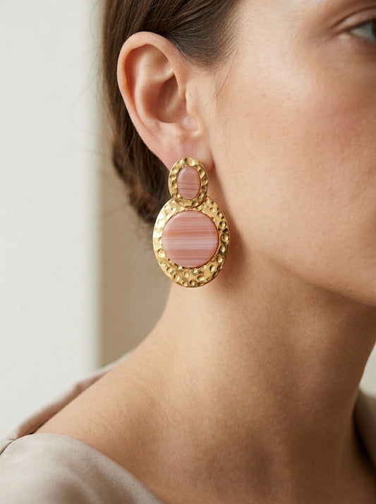 pendientes grandes dorados con piedra rosa textura elegante mujer