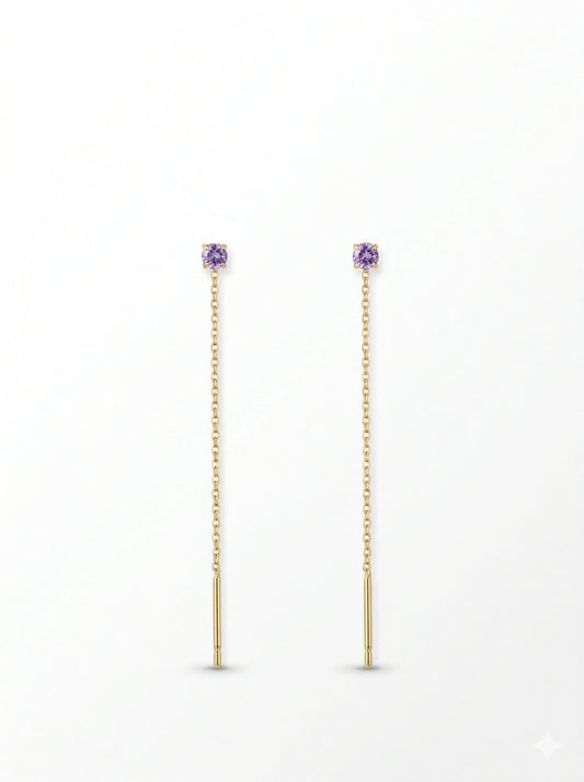 Pendientes largos dorados con delicada cadena y circonita lila. Un diseño fino y elegante que aporta luz y movimiento a cualquier look.