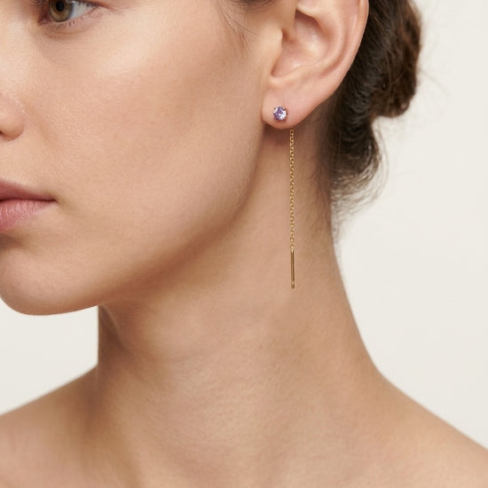 Pendientes largos finos dorados con piedra lila elegante