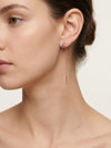 Pendientes largos finos dorados con piedra lila elegante