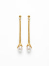 Pendientes largos dorados con perla blanca. Un diseño minimalista y elegante perfecto para looks sofisticados de día y noche.