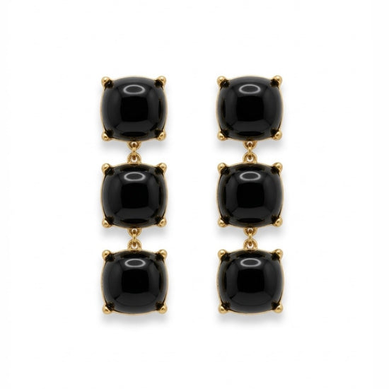 Pendientes largos dorados con piedras negras brillantes. Un diseño sofisticado y versátil ideal para eventos o looks elegantes de noche.
