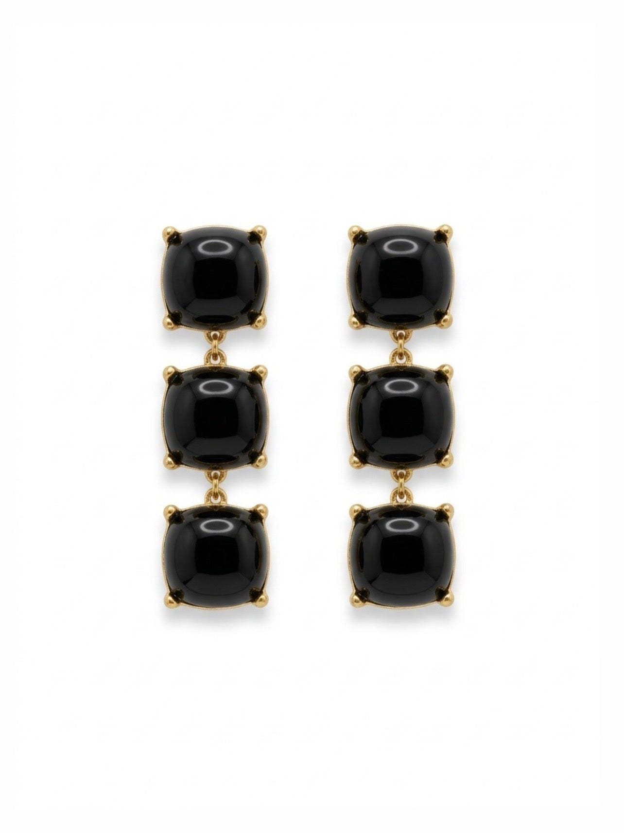 Pendientes largos dorados con piedras negras brillantes. Un diseño sofisticado y versátil ideal para eventos o looks elegantes de noche.