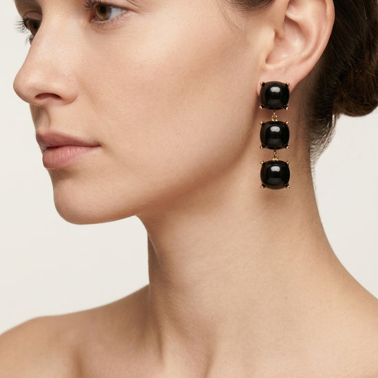 pendientes largos negros elegantes con piedras oscuras y acabado dorado