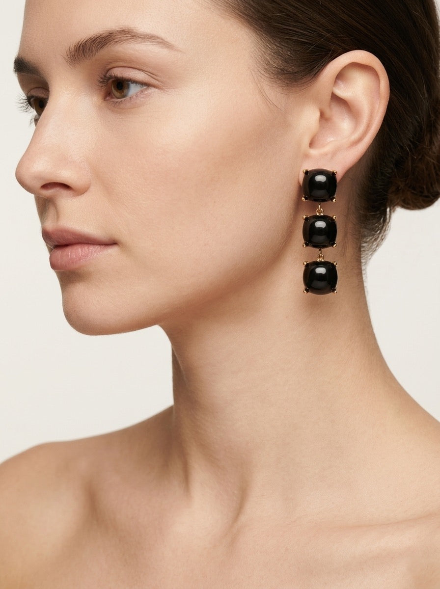 pendientes largos negros elegantes con piedras oscuras y acabado dorado