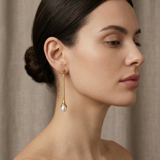 Pendientes largos dorados con perla elegante