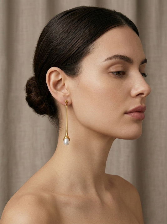 Pendientes largos dorados con perla elegante