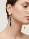 Pendientes largos dorados con perla y piedras negras elegantes